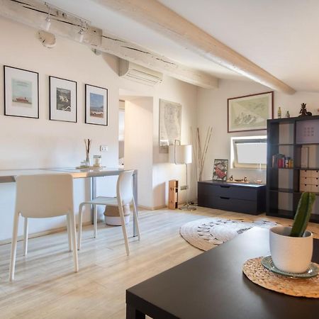 Stunning Top Floor Flat In The Heart Of Верона Экстерьер фото
