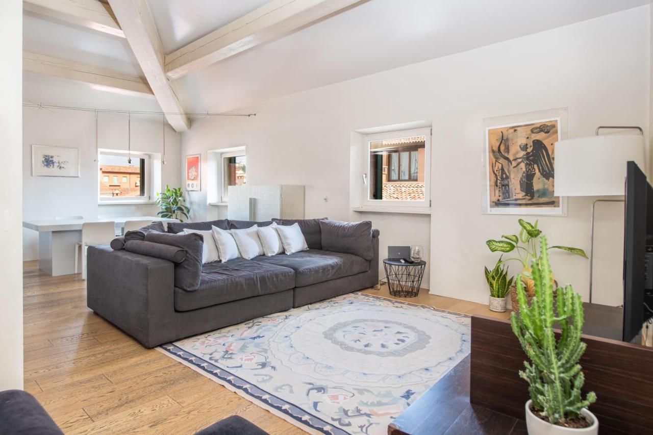 Stunning Top Floor Flat In The Heart Of Верона Экстерьер фото