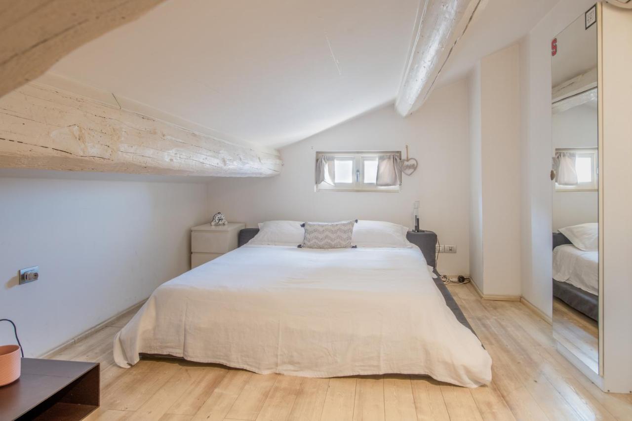 Stunning Top Floor Flat In The Heart Of Верона Экстерьер фото